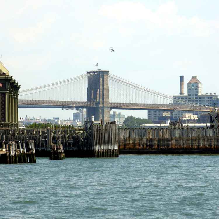 Pier im Vordergrund, Brooklyn Bridge im Hintergrund