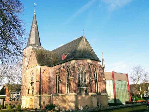 Veert - Pfarrkirche im Sonnenlicht