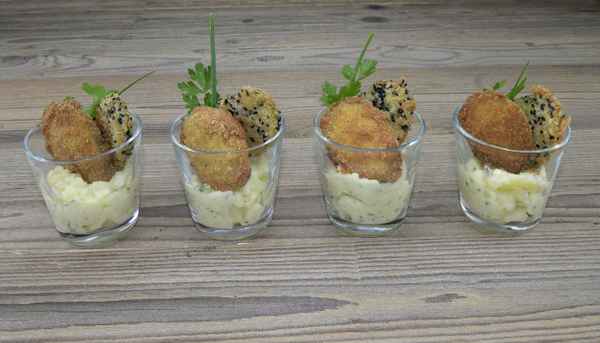 Panierte Zucchini auf Kartoffelsalat im Glas