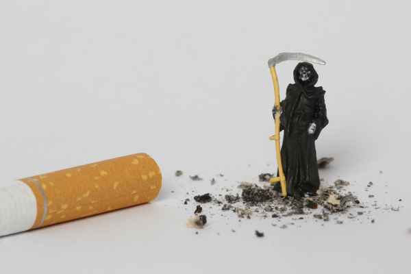 Zigarette mit Sensenmann