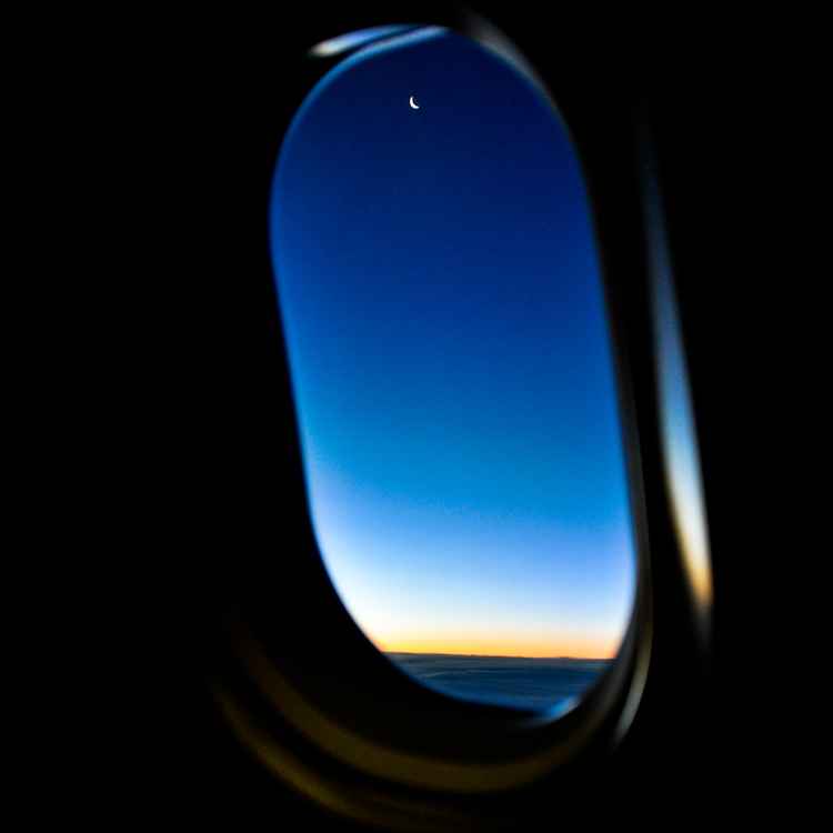 Sichelmond aus Flugzeugfenster