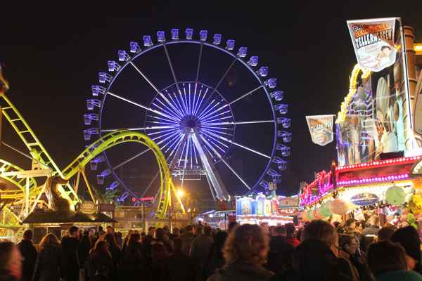 Hamburger Dom Atmosphäre mit Riesenrad in blauem Licht