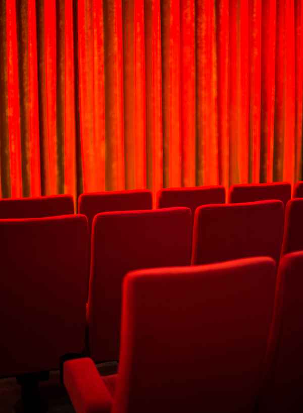 Kino Theater Bühne rot_hoch