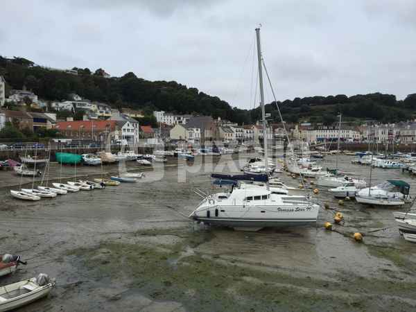 Hafen von St. Aubin bei Ebbe