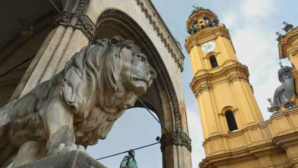 Loewe am Odeonsplatz in München, Theatinerkirche