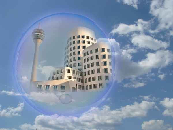 Gehrybau und Fernsehturm in Blase