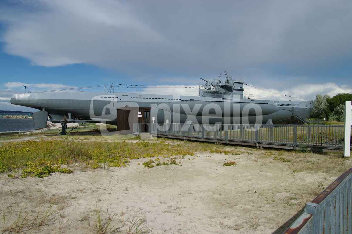 Das U-Boot 995 in Laboe vor dem Marine-Ehrenmal