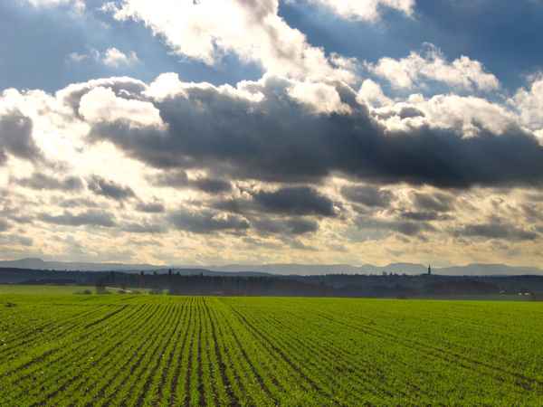 Wintersaat und Wolkenberge