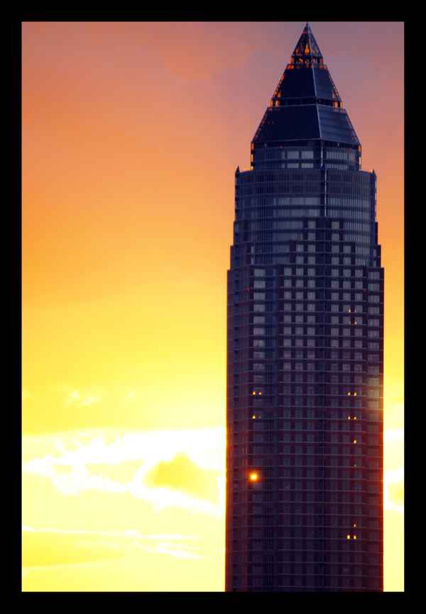 Messeturm im Abendrot