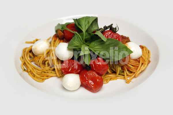 Spaghetti mit Tomaten und Mozarella
