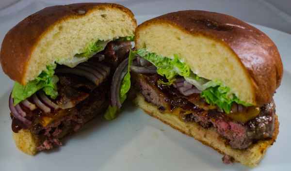 Burger aufgeschnitten