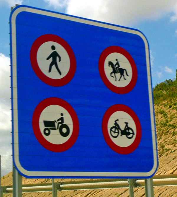 Schild an der Autobahn