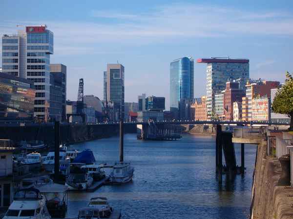 Düsseldorf Medienhafen Marina mit Kaistraße und Speditionsstraße