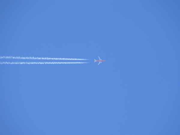 Ein Flugzeug am Himmel