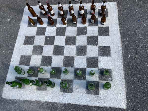 Schachspiel auf Teerstraße mit Flaschen als Spielfiguren / Foto: Alexander Hauk