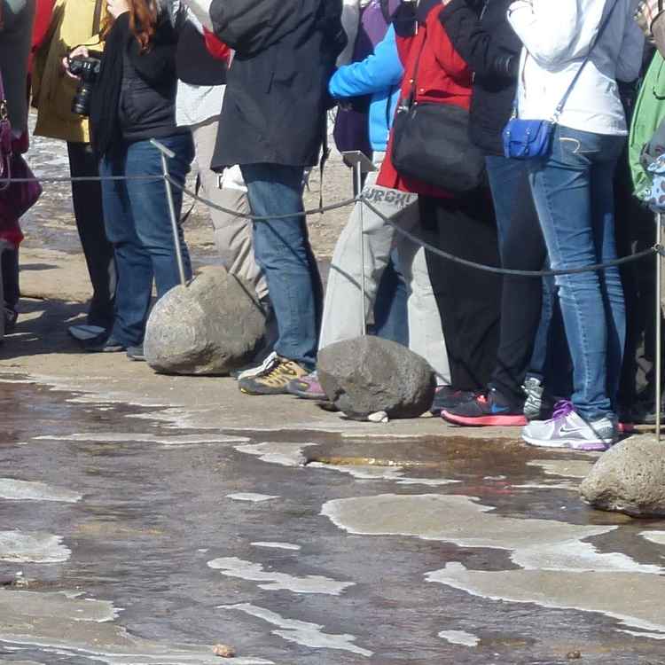 Menschenmassen bei einem Geyser in Island