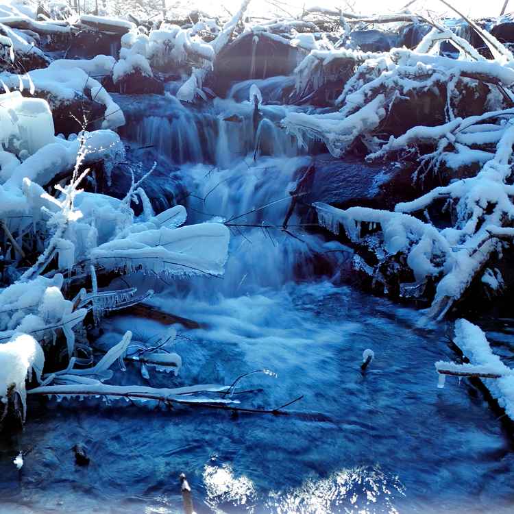 Flu&szlig; mit Winterlandschaft