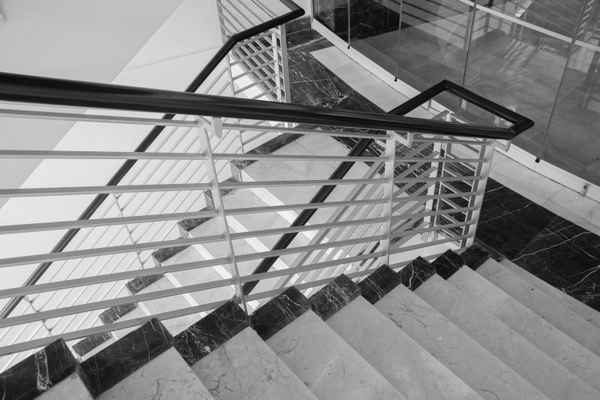 Treppenabgang Metall + Marmor