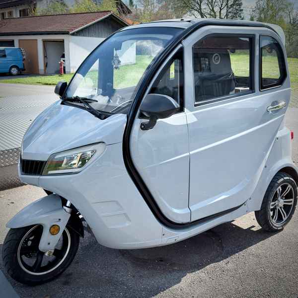 Weißer e-Kabinenroller EV 3.1 seitlich