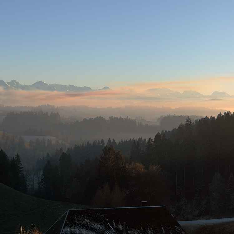 Blick durchs Emmental zu den Berner Alpen