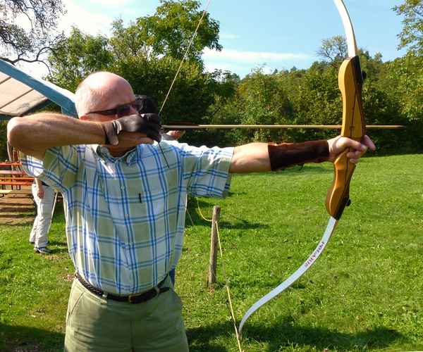 Senior beim Bogenschiessen