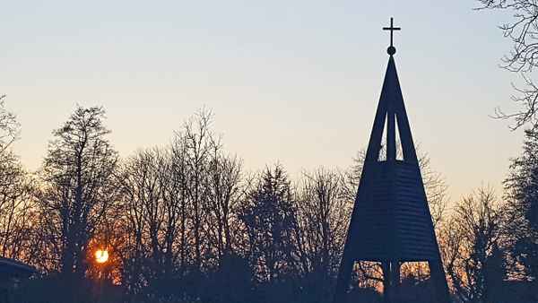 stimmungsvolle Dämmerung mit Kreuzturm
