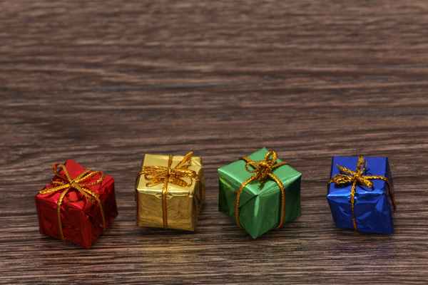 bunte Pakete auf Holz