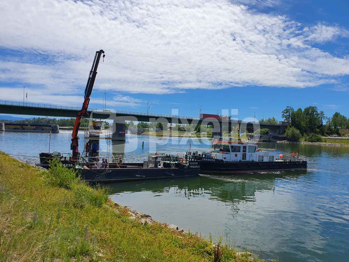 Arbeitsschiff auf dem Rhein