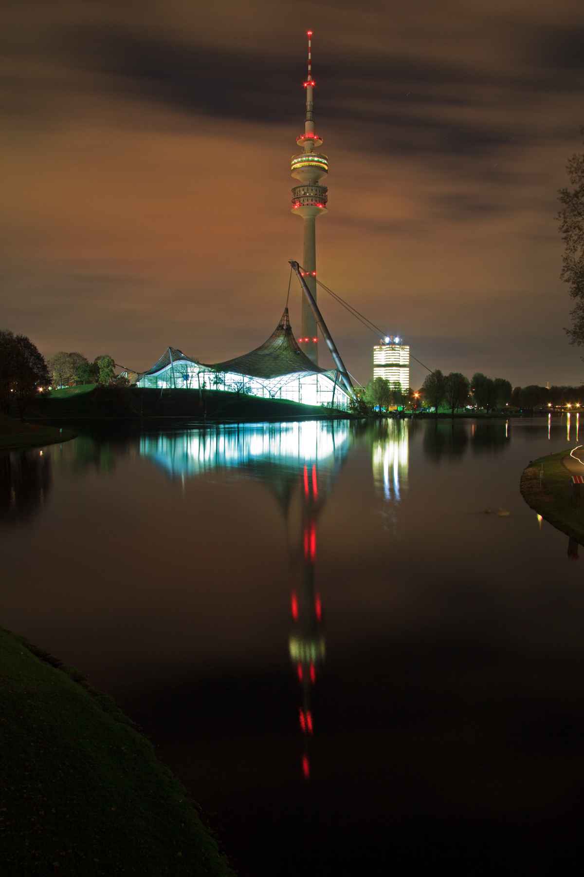 Der Olympiaturm bei Nacht