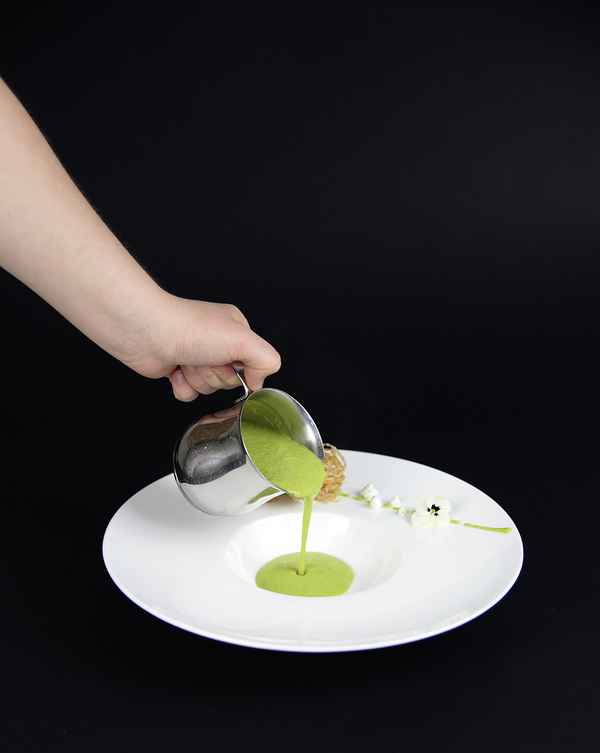 Erbsensuppe mit Frischkäsepraline