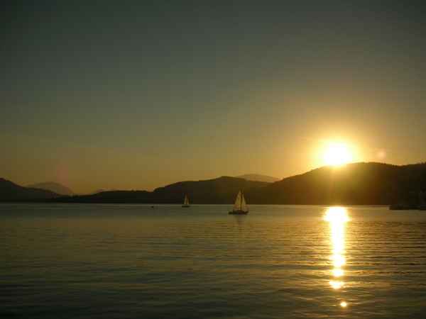 segelboot im sonnenuntergang