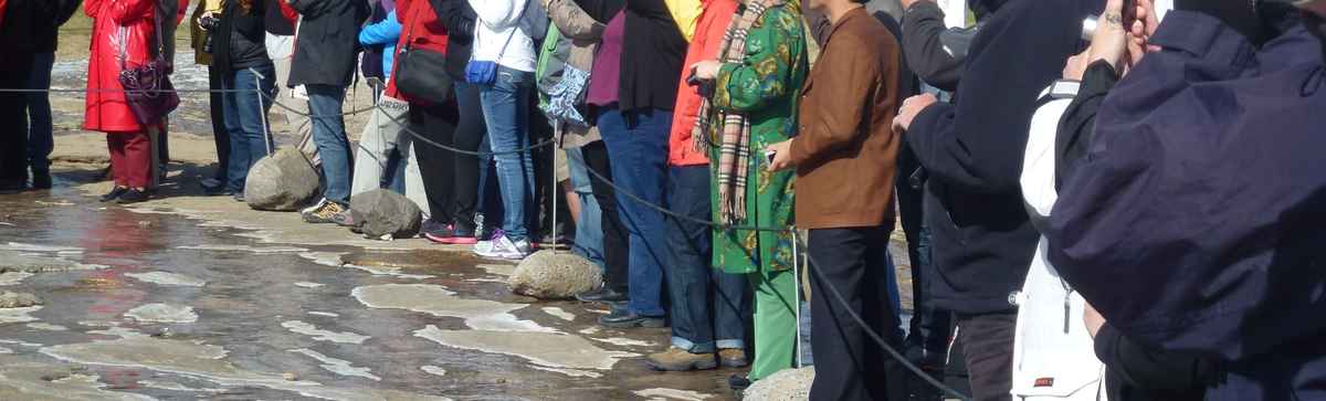 Menschenmassen bei einem Geyser in Island