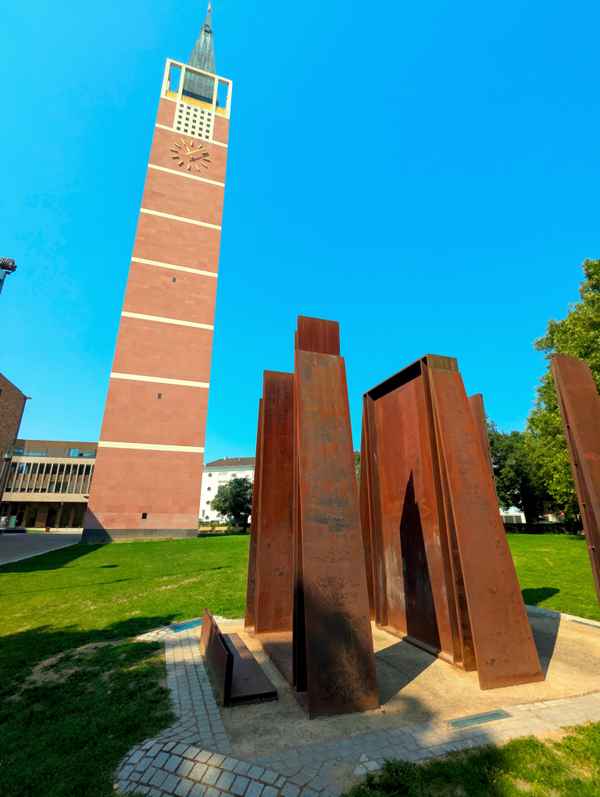 Pforzheim , Evangelische Stadtkirche und Weltrkrieg II Denkmal