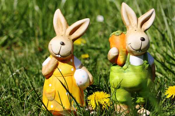 Zwei lustige Osterhasen