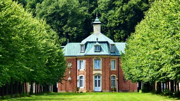Schloß Clemenswerth - Zentralpavillon mit einer der acht Lindenalleen
