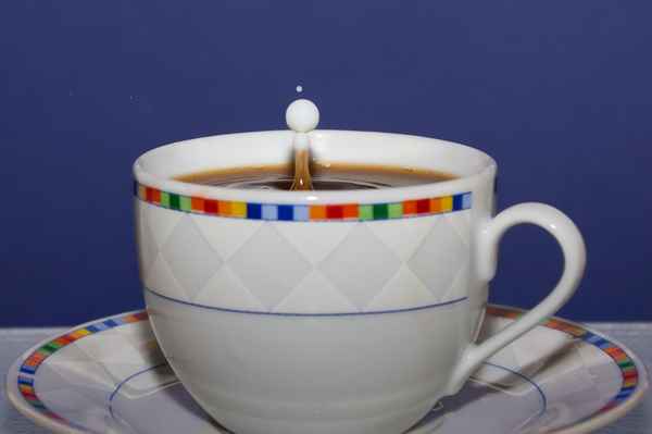 Milchtropfen auf Kaffee