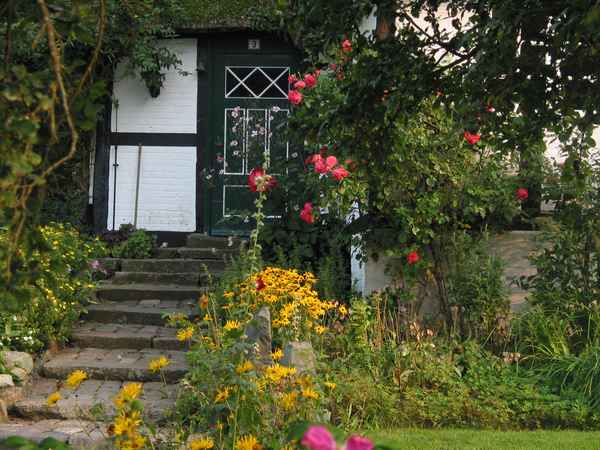 Eingang eines reetgedeckten Hauses in Sieseby