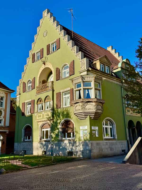Historisches Gebäude mit Erker und Treppengiebel