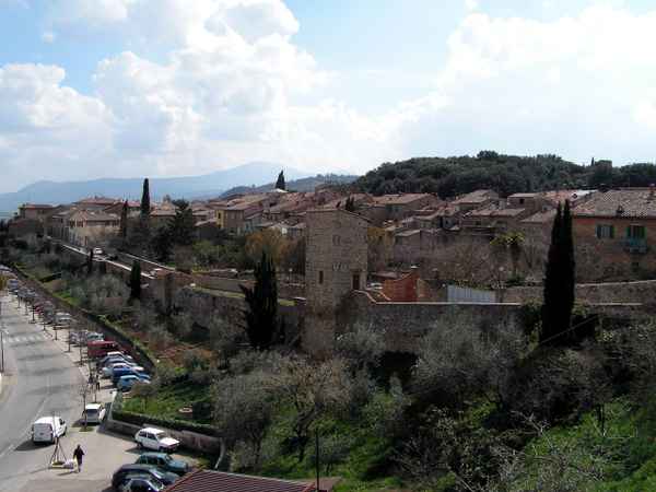 Stadtmauer in San Quirico d' Orcia (Toscana)