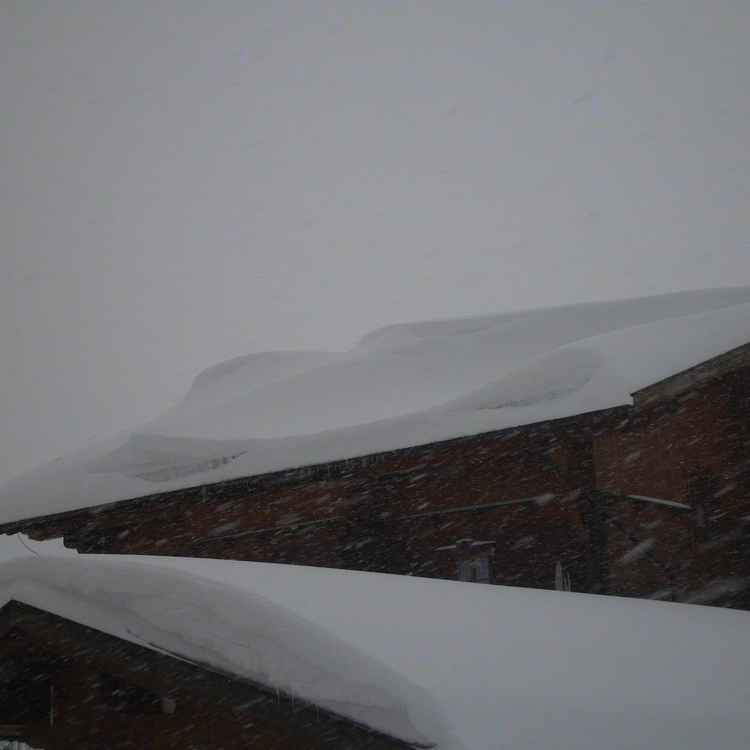 Schneedünen auf dem Dach