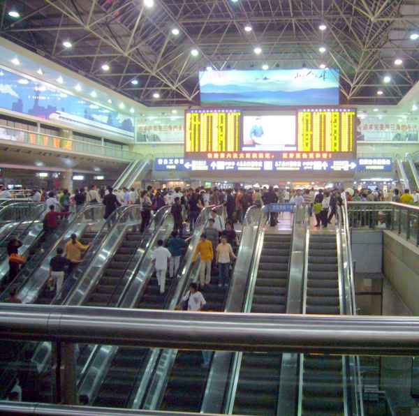 Rolltreppen im Bahnhof West  von Peking ( Beijing )