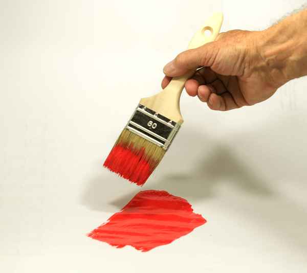Pinsel rot mit Hand