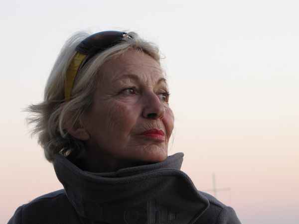 Modische Seniorin