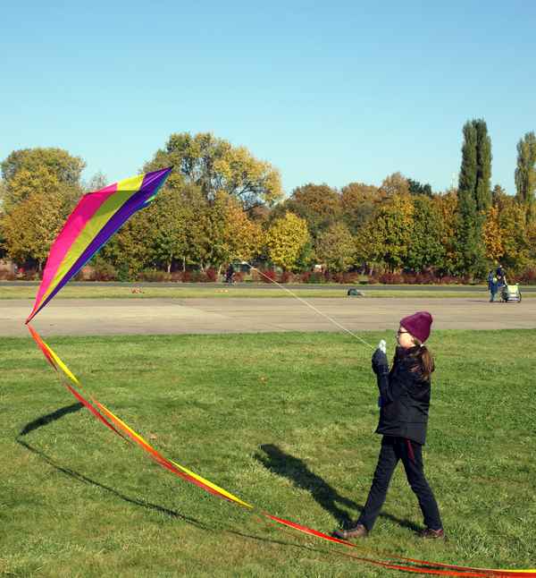 Mädchen lässt Drachen steigen