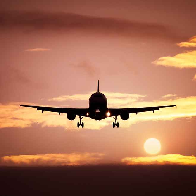 Flugzeug im Sonnenuntergang