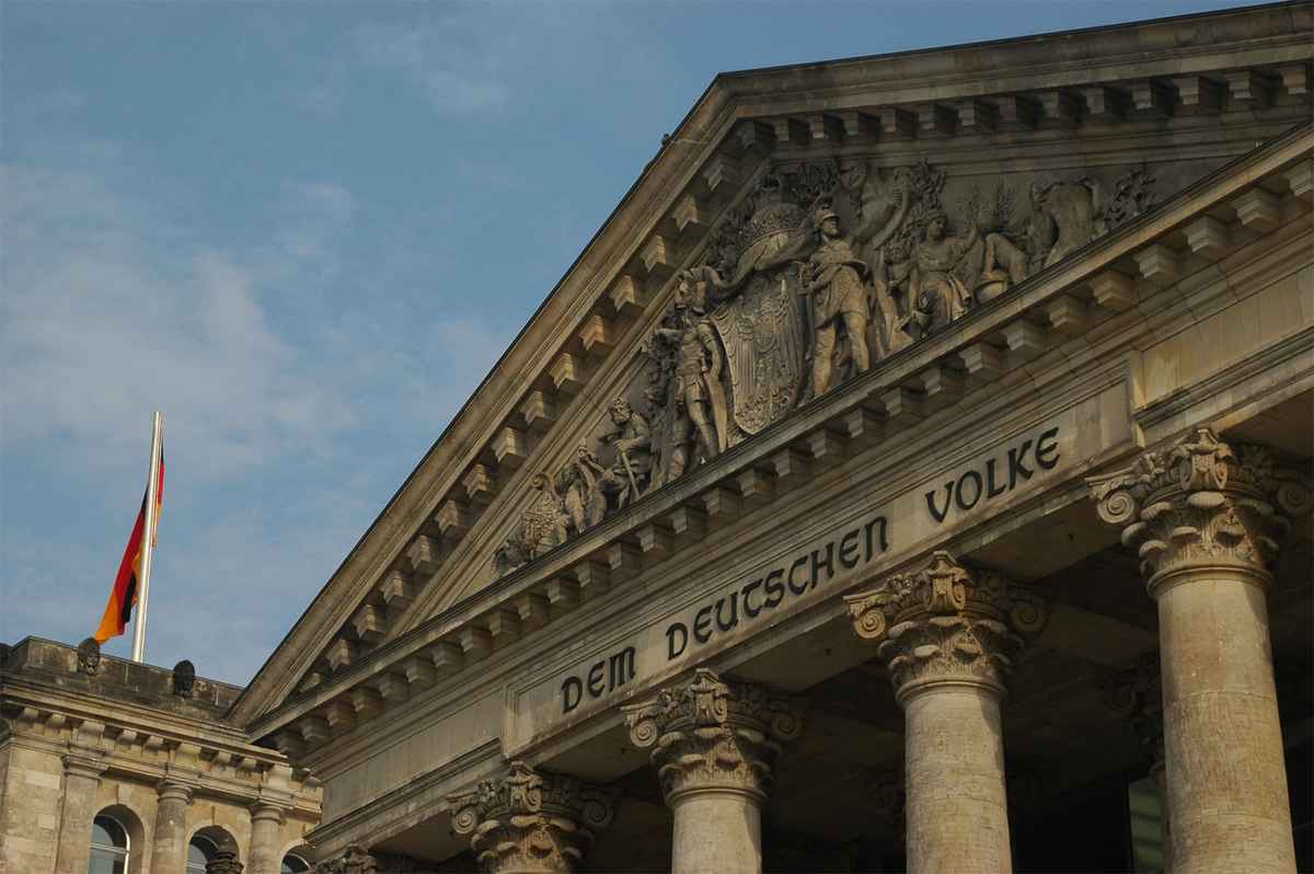 Dem Deutschen Volke....