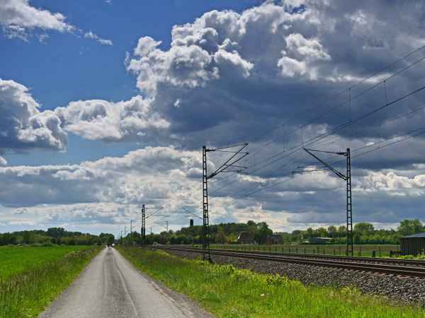Dunkle Wolken über der Bahn