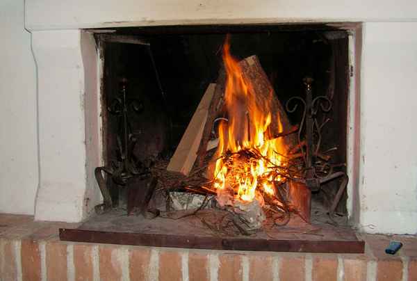 Feuer am offenen Kamin