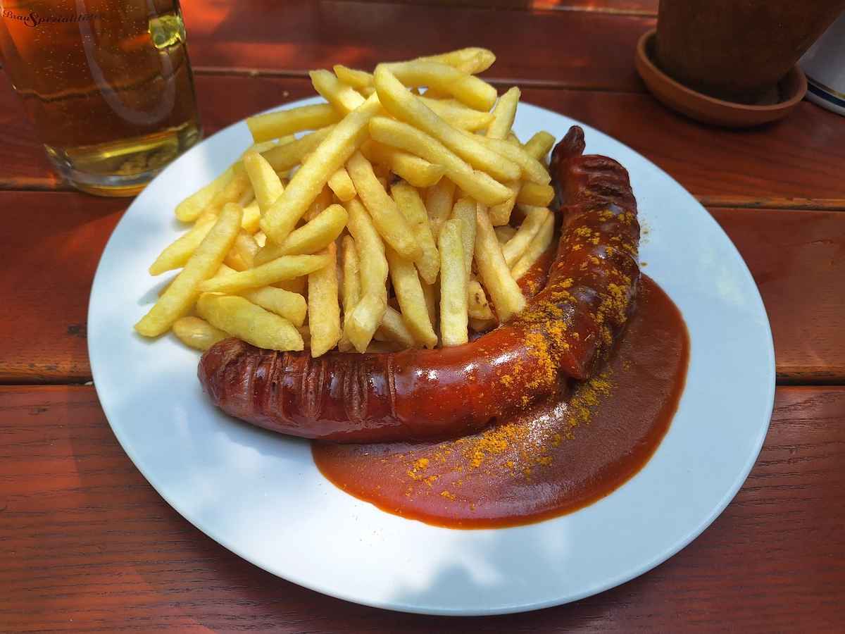 Currywurst mit Pommes