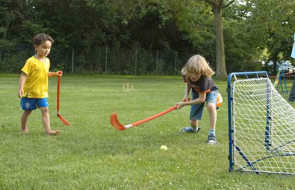 Hockey spielende Jungen